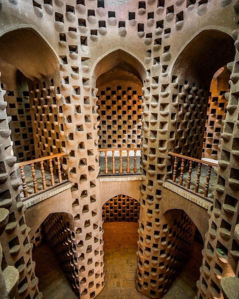 f_mathematic's tweet photo. Esta es la torre del palomar 🕊️. Que se encuentra en Meibod, Yazd. Los antiguos iraníes construyeron estos hermosos edificios para que descansaran las aves🤩🤩. Sólo en Yazd e Isfahán había tres mil torres de palomar.
#FelizDomingo https://t.co/SB2CvzNmhn