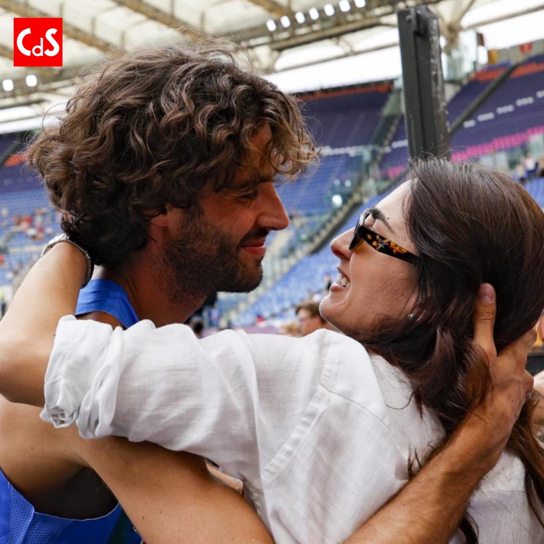 CorSport's tweet photo. 😍Che bacio all'Olimpico tra #Tamberi e la moglie Chiara #Bontempi
📸 https://t.co/Aj1sGwrpKY https://t.co/AGW7FF3rRa