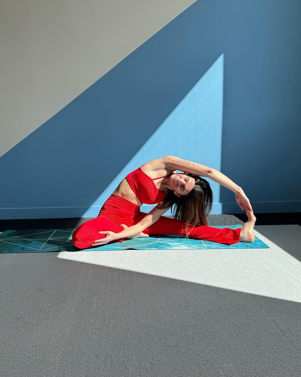 Sundays spent in a sunny corner making angles and letting our inner sparkle shine ✨🧘

Making time for you is like an important meeting with yourself, and good bosses don’t cancel! 

📸: Silvana with her Arctic mat 🩵❄️

#blueyogamat #yogainthesun #yogaathome #iceyoga #icebath