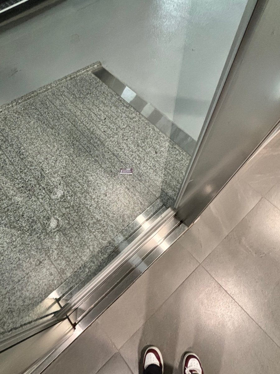 newjeans_loop's tweet image. Hanni saw the alien sticker when she was heading home today lol 

#뉴진스 #NewJeans #하니 #Hanni #ハニ
#에스파 #aespa