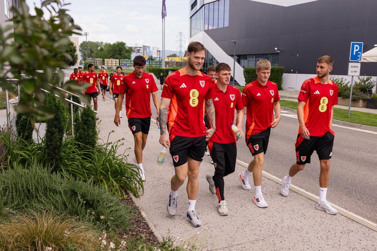 🚶‍♂️

#TogetherStronger
