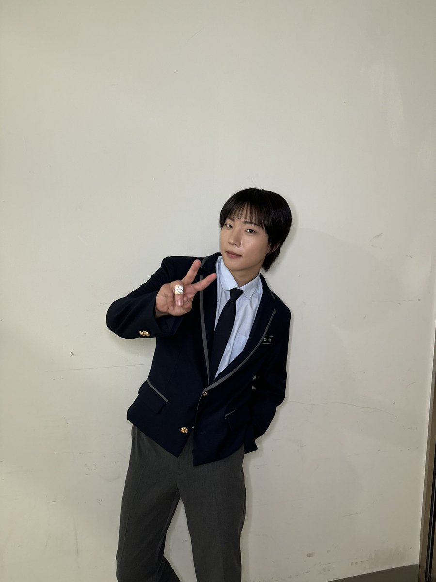 ONF_members's tweet photo. [#이션] 학교가야지 내일!! https://t.co/sVv90xISrP