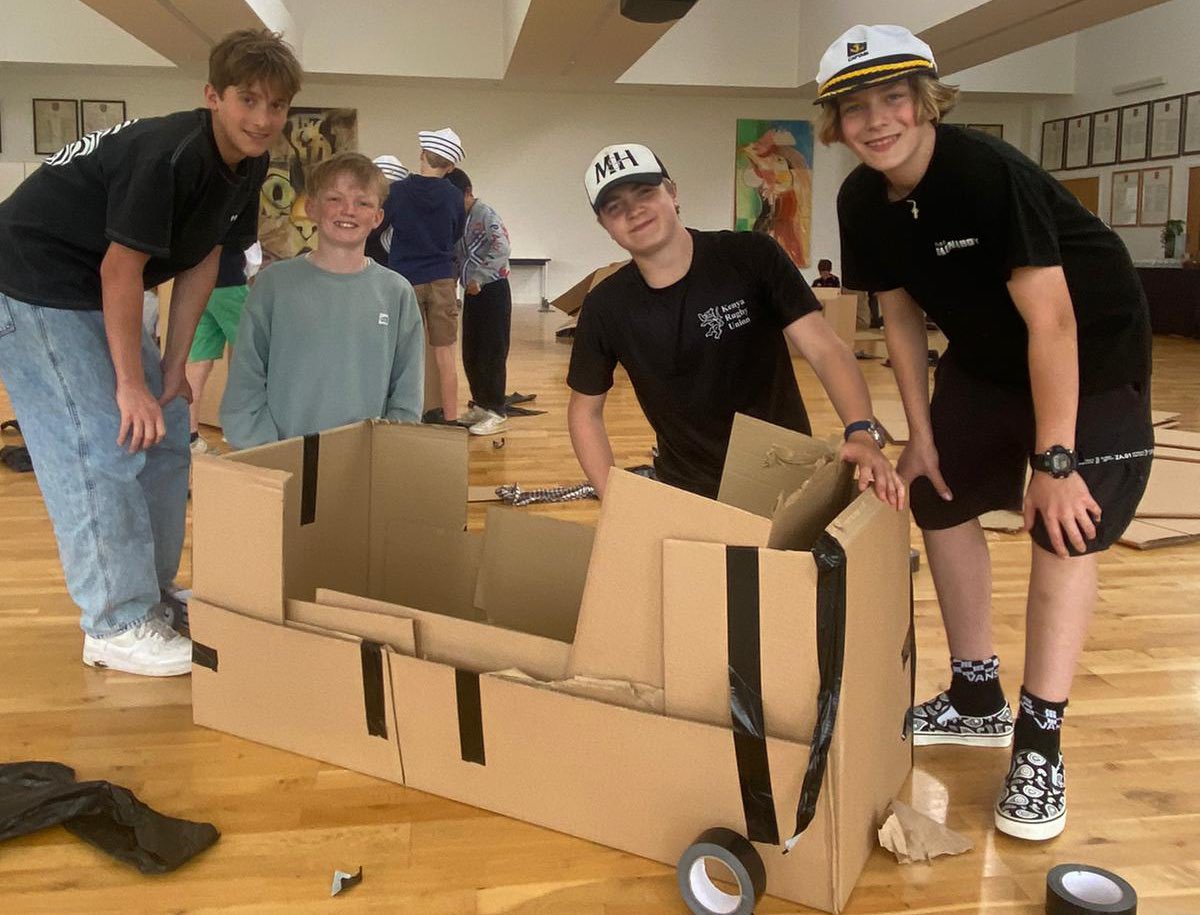 SFSOxford's tweet image. This morning, the boarders are designing and making canoes out of cardboard boxes, bin bags and gaffer tape…..so far so good. This afternoon they will attempt to row them across the outdoor pool……check back later to see how they get on!! 😂#iloveboarding #boardingweekend