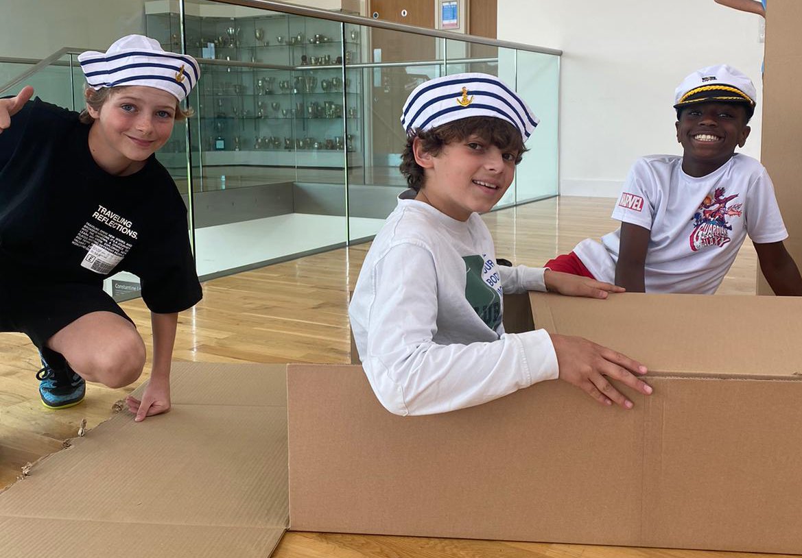SFSOxford's tweet image. This morning, the boarders are designing and making canoes out of cardboard boxes, bin bags and gaffer tape…..so far so good. This afternoon they will attempt to row them across the outdoor pool……check back later to see how they get on!! 😂#iloveboarding #boardingweekend