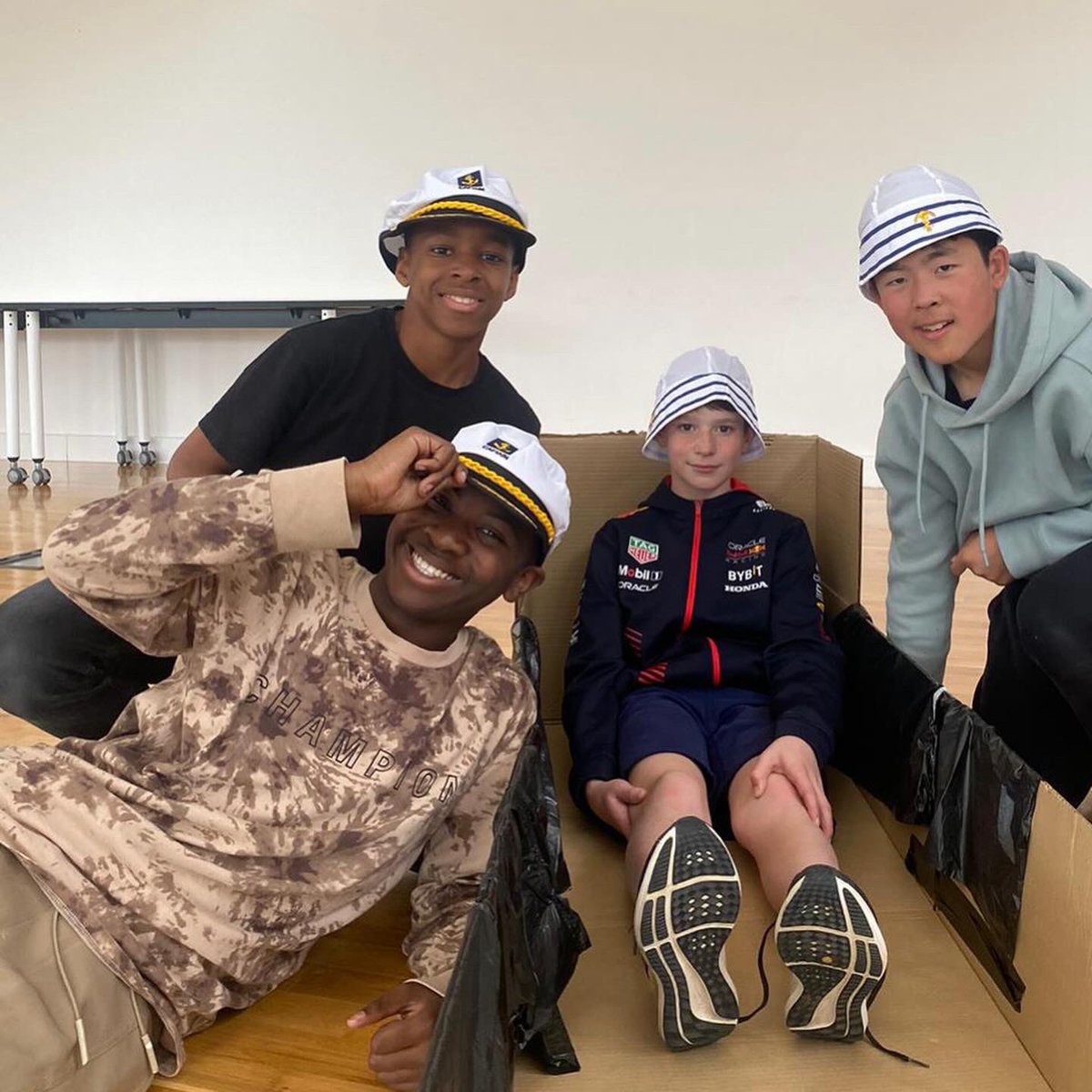 SFSOxford's tweet image. This morning, the boarders are designing and making canoes out of cardboard boxes, bin bags and gaffer tape…..so far so good. This afternoon they will attempt to row them across the outdoor pool……check back later to see how they get on!! 😂#iloveboarding #boardingweekend