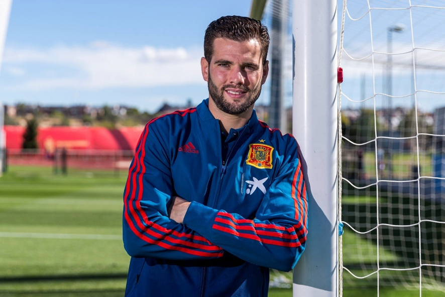 CausticVCF's tweet photo. 𝐍𝐀𝐂𝐇𝐎
Menos carisma que una charo haciendo la compra.

Gran beneficiado del efecto animadora del Madrid. 

El hijo de puta ha ganado más Champions que el Barsa en toda su historia y ni aún así te haría ilusión que lo fichara tu equipo. Caso de estudio. https://t.co/aSrnJlN4O3