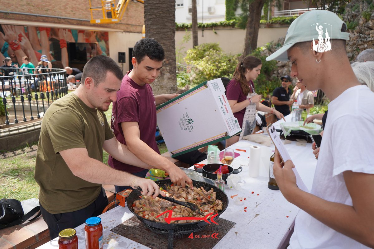 Verds's tweet photo. 🥘Avui, concurs de paelles!
Aquest matí, a Cal Figarot, estem celebrant el concurs de paelles en marc del dia de l’Associacionisme Cultural.
Ens encanta veure moviment per Cal Figarot!🦎
#castellers
#castells
#DASC2024 https://t.co/lGCRjmOLmL
