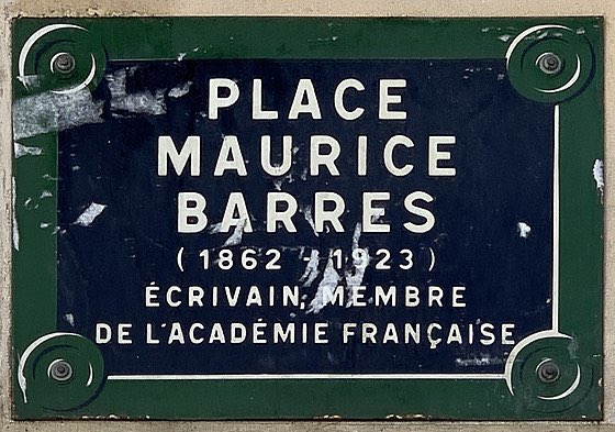 jmaphatie's tweet photo. Quand nous parlons d’Europe, nous parlons de valeurs. Parlons donc d’antisémitisme, un sentiment vénéneux contre lequel nous sommes en lutte. 
Il existe à Paris aujourd’hui, dans plusieurs villes de France également, à l’Est notamment, des rues, des places, des collèges et des lycées « Maurice Barrès ». 
En son temps, Maurice Barrès, écrivain adulé, académicien, député, fut l’un des plus grands, sinon le plus réputé et le plus entendu des antisémites en France. Il signa le 6 janvier 1895, dans le journal nationaliste La Cocarde, un texte odieux relatant la dégradation, survenue la veille, d’Alfred Dreyfus dans la Cour de l’Ecole militaire à Paris. Son titre : « La parade de Judas. ». Il dénonce la « figure de race étrangère » du condamné et pour cela conclut que « son innocence est inadmissible. » A la veille du second procès Dreyfus à Rennes, début août 1899, alors que tout disculpait l’accusé, que tout démontrait le mensonge de l’armée, il écrivit : « Dreyfus est coupable, je le déduis de sa race. » Quand vint enfin la défaite des antisémites, que Dreyfus, gracié d’abord par le président de la République, innocenté ensuite en 1906 par la Cour de cassation, alors l’Assemblé nationale se posa la question, en 1908, de l’entrée d’Emile Zola au Panthéon.
L’immortel auteur de « J’Accuse » avait défié tout au long de l’affaire Maurice Barrès sur son terrain, celui du débat intellectuel, et ainsi celui d’une certaine idée de la France. Mû par l’antisémitisme le plus brut, habité par la xénophobie la plus grande, Barrès lutta pied à pied avec le géant, le qualifiant de « Français de papier » à cause de son origine italienne. Zola triompha, puis mourut en 1902, victime d’un incendie criminel déclenché par un militant nationaliste. 
Six ans avait passé quand l’Assemblée nationale vota pour la panthéonisation de l’écrivain. Les,mauvais instincts, eux, demeuraient. Maurice Barrès vota contre, au moyen d’arguments méprisants, indiquant qu’il valait mieux réserver à d’autres tâches l’argent de la République. Il camouflait ainsi ses frusques de toujours : le nationalisme xénophobe et l’antisémitisme criminel. Plus tard, en constatant que des Français juifs acceptaient de mourir pour la patrie, il modifia son discours. Mais si elle peut teinter d’indulgence le jugement final, cette repentance ne doit pas effacer le mal. 
Aujourd’hui donc, encore hélas, notre mémoire honore le parcours de Maurice Barrès. Il demeure une figure à laquelle s’est toujours attachée une certaine idéologie. Ceux qui la défendent tentent de minorer ce que fut l’homme, ne retenant de l’œuvre que ce qui leur convient. Mais pourquoi devrions-nous accepter ce partage ? Une place Maurice-Barrès à @Paris souille la capitale. Son existence même fait de la lutte contre l’antisémitisme un combat mineur, alors qu’il est de premier rang. Comment admettre que des parents aujourd’hui fassent entrer leurs enfants à l’intérieur de murs qui portent le nom de celui qui a produit un texte infâme, cruel, et qui a conservé jusqu’à nos jours sa puissance mauvaise : « La parade de Judas » ? Tout cela doit être changé, le nom effacé, le passé mieux choisi qu’il ne l’est. 
Combattre pour la mémoire ne conduit pas à la réécriture de de l’histoire, qui doit être enseignée sans fard, dans sa totalité. Ce qui est en question ici, c’est l’affirmation des valeurs, dont se nourrit la fierté du présent.
Étonnant, non ?