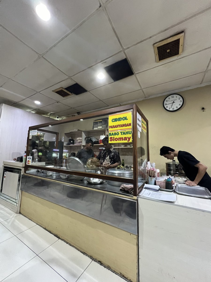 KuntoAjiW's tweet photo. Hampir gapernah gak mampir kalo dari Bandung ke Jakarta. Untungnya gapernah terlalu rame. Gak tau aja orang-orang kalo ini enak banget. https://t.co/VhY56TsxGz