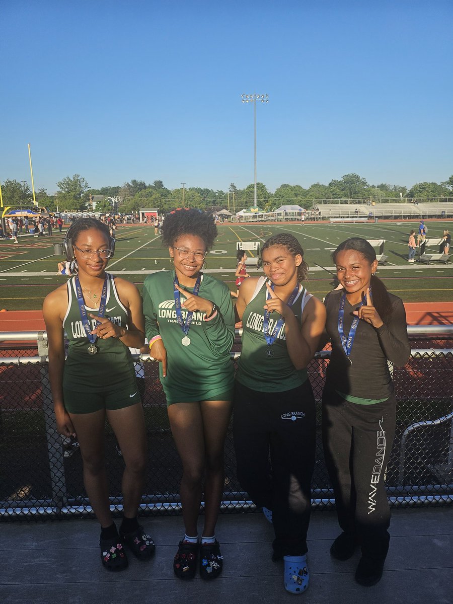 Meet of Champions bound!!!!
Girls 4 x 100m - 49.55
⚠️📢 NEW SCHOOL RECORD ⚠️📢
Jade, My'Onah, Michayla, Adriana
A relay comprised of freshman and sophomores!!! Let's go lady wave! 🏃‍♂️
