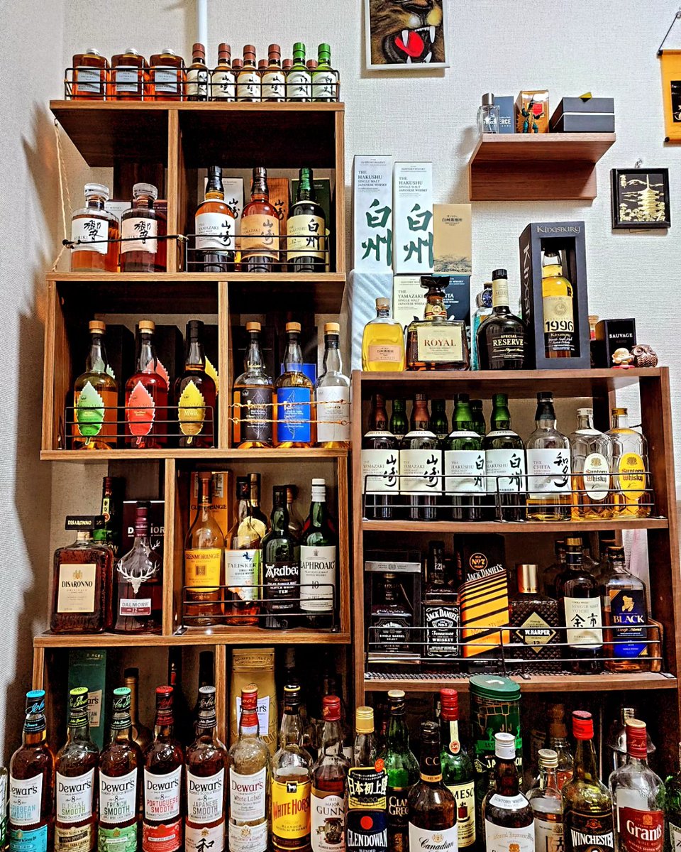 miracle_dyna's tweet photo. 山崎 Story of the Distillery 2024 EDITION　
抽選当たってゲット！

ウイスキーラックのレアゾーンも充実してきた！
自慢のウイスキーラック
※棚に入りきらなくなってしまった、、

#山﨑
#白州
#ウイスキー https://t.co/5v6vDdmnO9