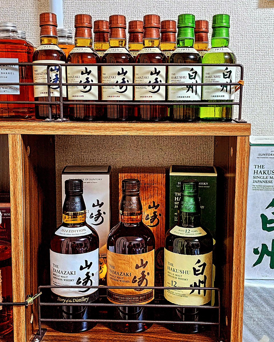 miracle_dyna's tweet photo. 山崎 Story of the Distillery 2024 EDITION　
抽選当たってゲット！

ウイスキーラックのレアゾーンも充実してきた！
自慢のウイスキーラック
※棚に入りきらなくなってしまった、、

#山﨑
#白州
#ウイスキー https://t.co/5v6vDdmnO9