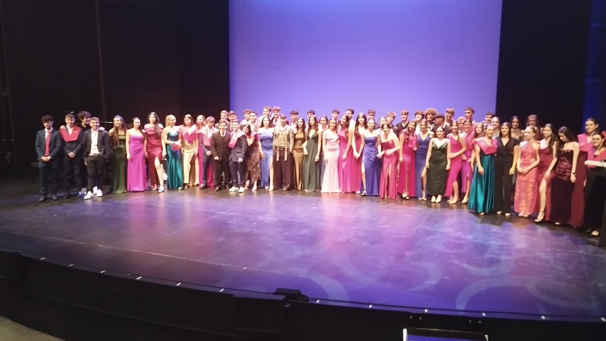 Graduación de la promoción 2023-2024 de nuestro instituto. Gracias al <a href="/AytoRivas/">Ayuntamiento de Rivas Vaciamadrid</a> por cedernos un espacio tan fabuloso para la graduación. Y vosotros volad, volad todo lo alto que podáis