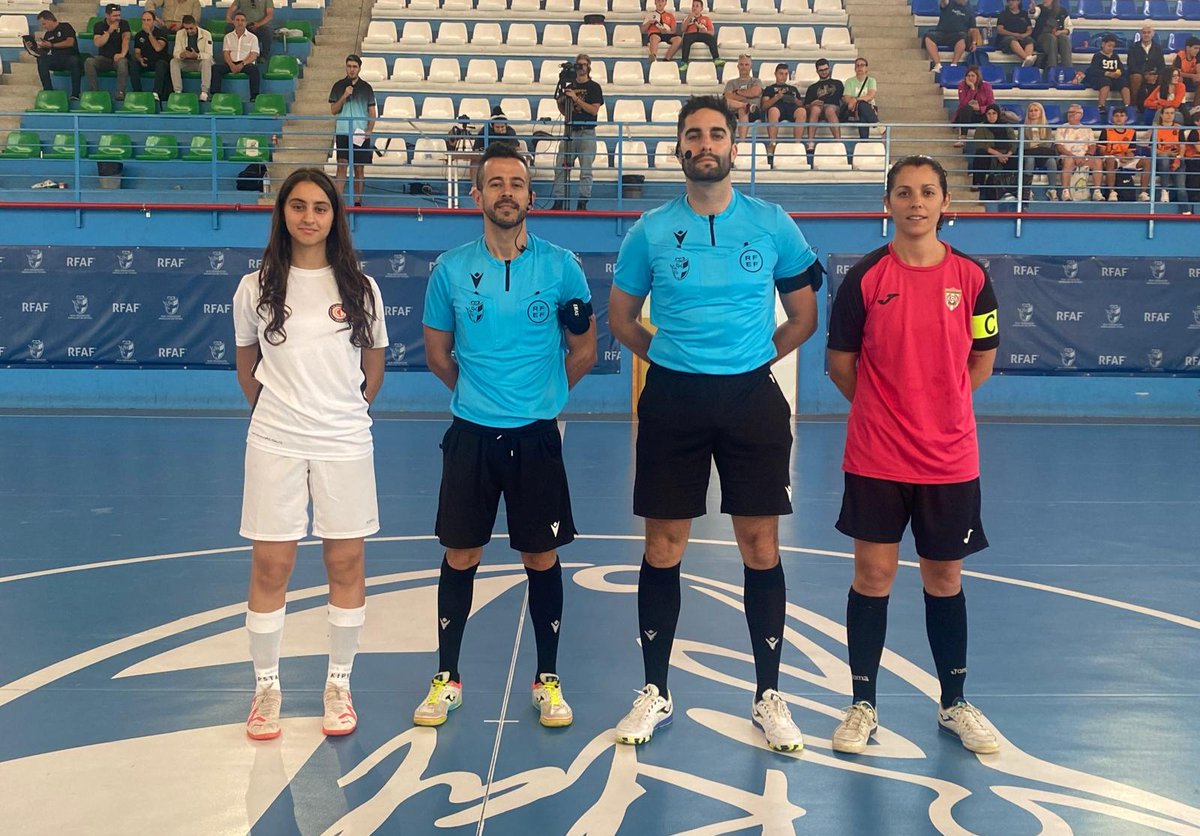 FedFutbolCeuta's tweet photo. ◼️ Competiciones | ➡️ 𝗘𝗹 𝗖𝗮𝗺𝗼𝗲𝗻𝘀 𝗕 𝗰𝗮𝗲 𝗱𝗲𝗿𝗿𝗼𝘁𝗮𝗱𝗼 𝗮𝗻𝘁𝗲 𝗟𝗮 𝗘𝘀𝗽𝗶𝗴𝘂𝗲𝗿𝗮 𝗲𝗻 𝘂𝗻 𝗲𝗻𝗰𝘂𝗲𝗻𝘁𝗿𝗼 𝗺𝘂𝘆 𝗶𝗴𝘂𝗮𝗹𝗮𝗱𝗼

#JuntosPorElFutbolDeCeuta ◻️◼️

Más ℹ️ https://t.co/5DcUNTK4Uj https://t.co/bbKz9R5AKE