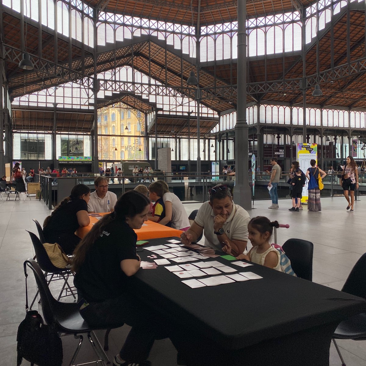 MWCapital's tweet photo. 🎉🔬 Som a la Festa de la Ciència (@BCNCiencia) amb "Les nostres pantalles de cada dia", un joc que hem creat amb @gencat i #JocsAlSegon.

T'hi esperem per jugar i reflexionar sobre la tecnologia en família. 👨‍👩‍👧‍👦✨ https://t.co/ta56zuwzUX