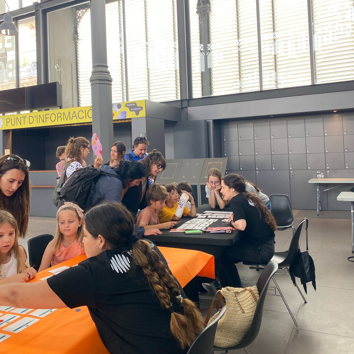 MWCapital's tweet photo. 🎉🔬 Som a la Festa de la Ciència (@BCNCiencia) amb "Les nostres pantalles de cada dia", un joc que hem creat amb @gencat i #JocsAlSegon.

T'hi esperem per jugar i reflexionar sobre la tecnologia en família. 👨‍👩‍👧‍👦✨ https://t.co/ta56zuwzUX