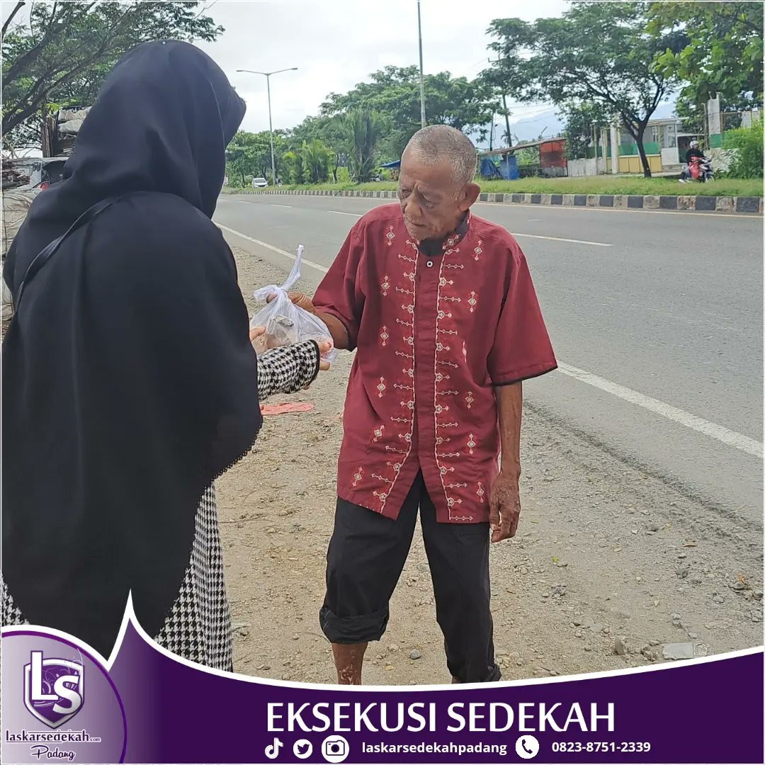 LSPadang's tweet photo. Tebar Nasi Bungkus 

#berbagi #berbagiituindah #tebarnasibungkus #laskarsedekah #PakvsUSA #laskarsedekahpadang https://t.co/NCfs0JkcTe