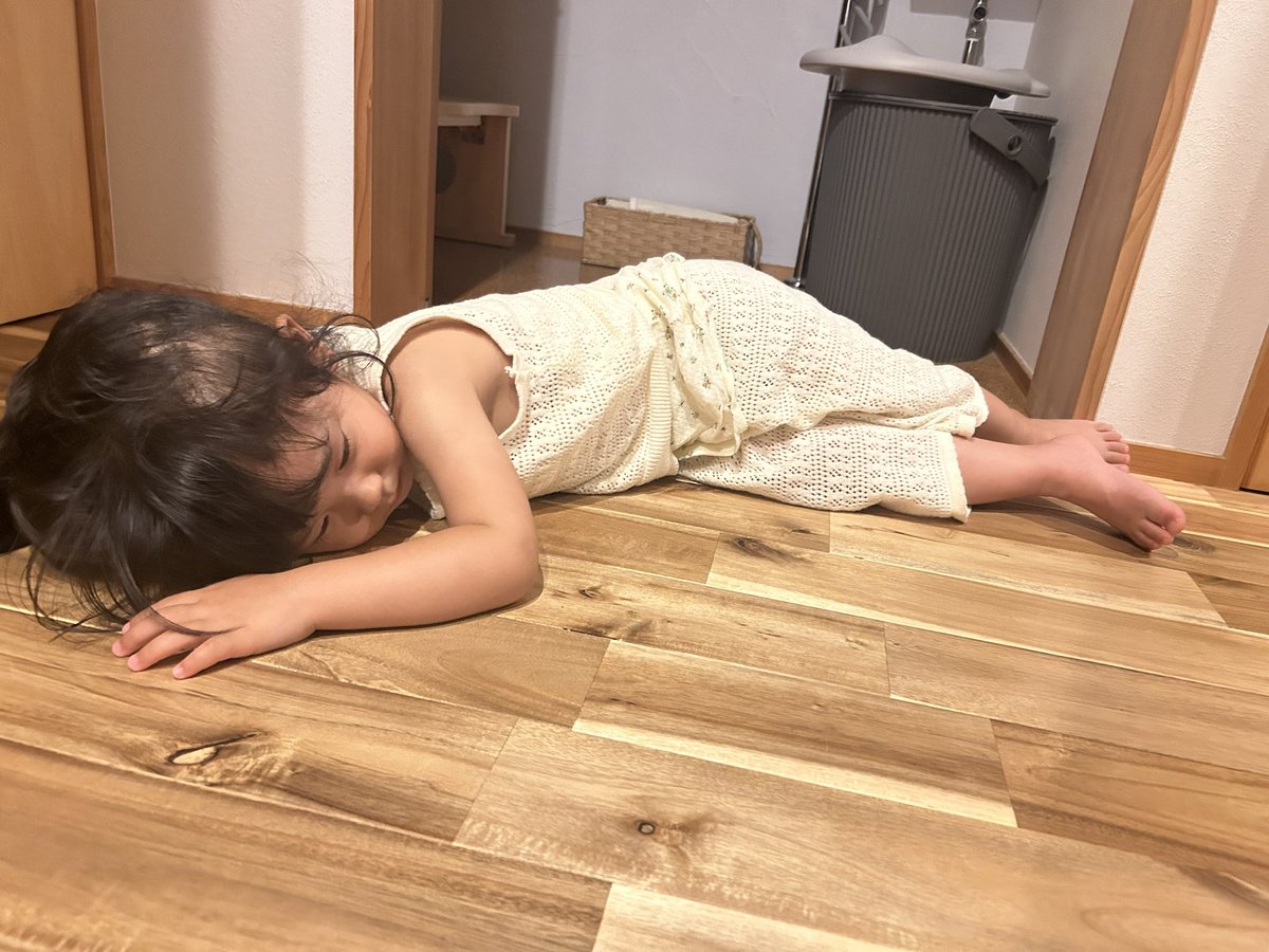 schamkon's tweet photo. 朝からダンスみたいのーと行く気満々で、色んな人に遊んでもらって大はしゃぎで、帰宅後疲れ果てベッドに入って30秒で寝ました https://t.co/uJrWJTuI9g