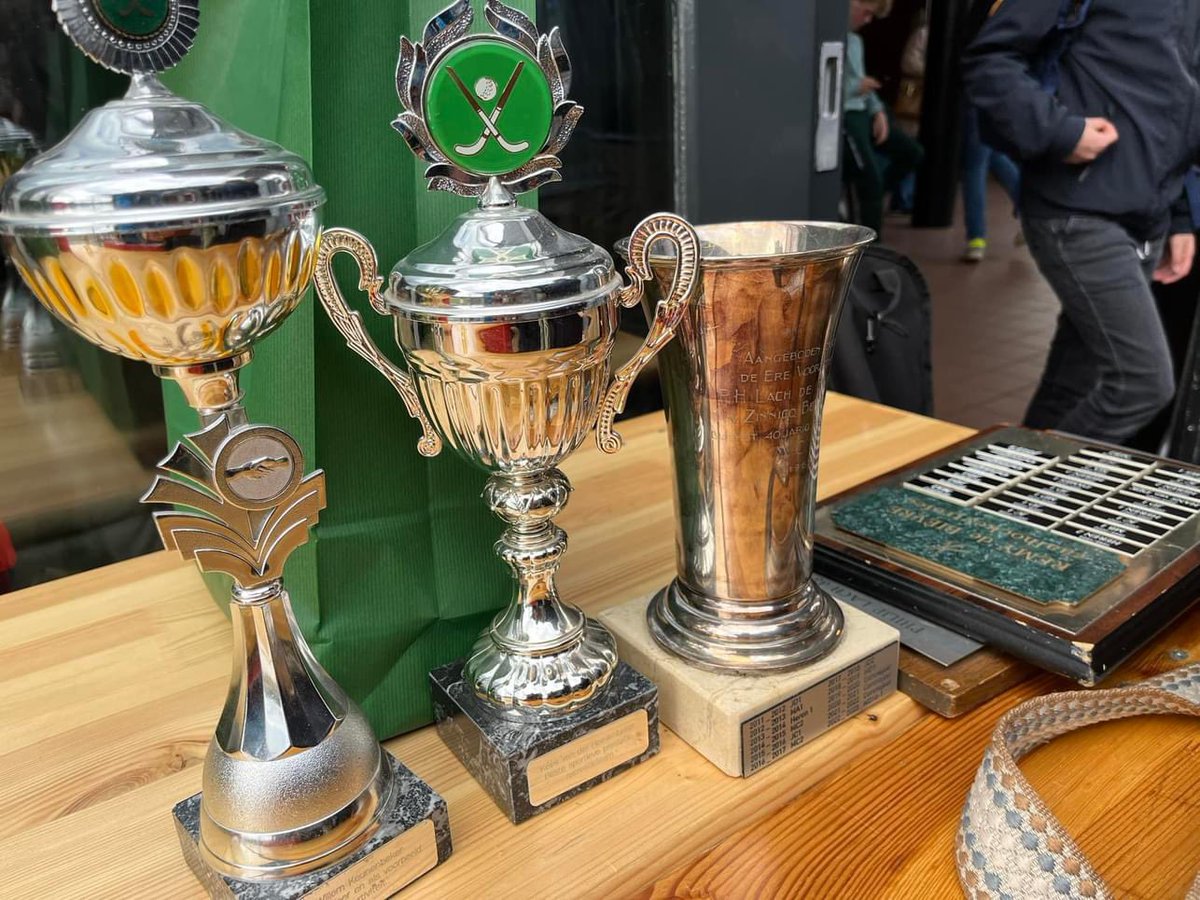hcmop's tweet photo. Traditioneel op laatste speeldag de kampioenshuldiging bij MOP. Terwijl de laatste wedstrijden worden gespeeld, starte de huldiging met de herfst-, zaal en lentekampioenen. De club van 100 schonk een mooie terrastent. De tent kon meteen gebruikt worden. Mooie dag op de club. https://t.co/RVLrnjl91Y