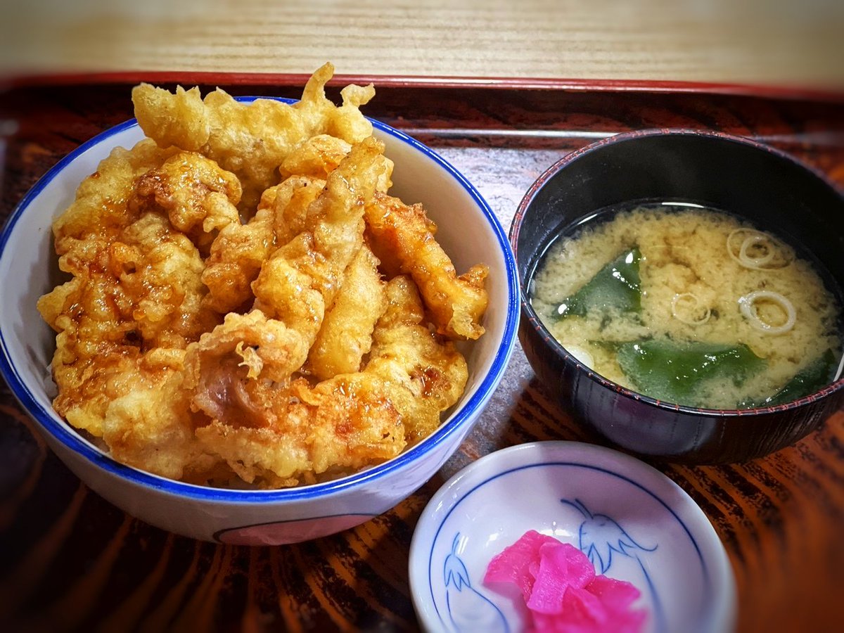 bigdada1011's tweet photo. 今日のお昼ご飯🍴
従業員連れて２回目の訪問🔥
大宮区にあるお店小山屋で昼食！
前回食べるのを忘れてた鳥天丼🔥
柔らかくタレも絶妙の甘ダレ🎶
お腹パンパンですわ押忍。 https://t.co/DiCullxgQu