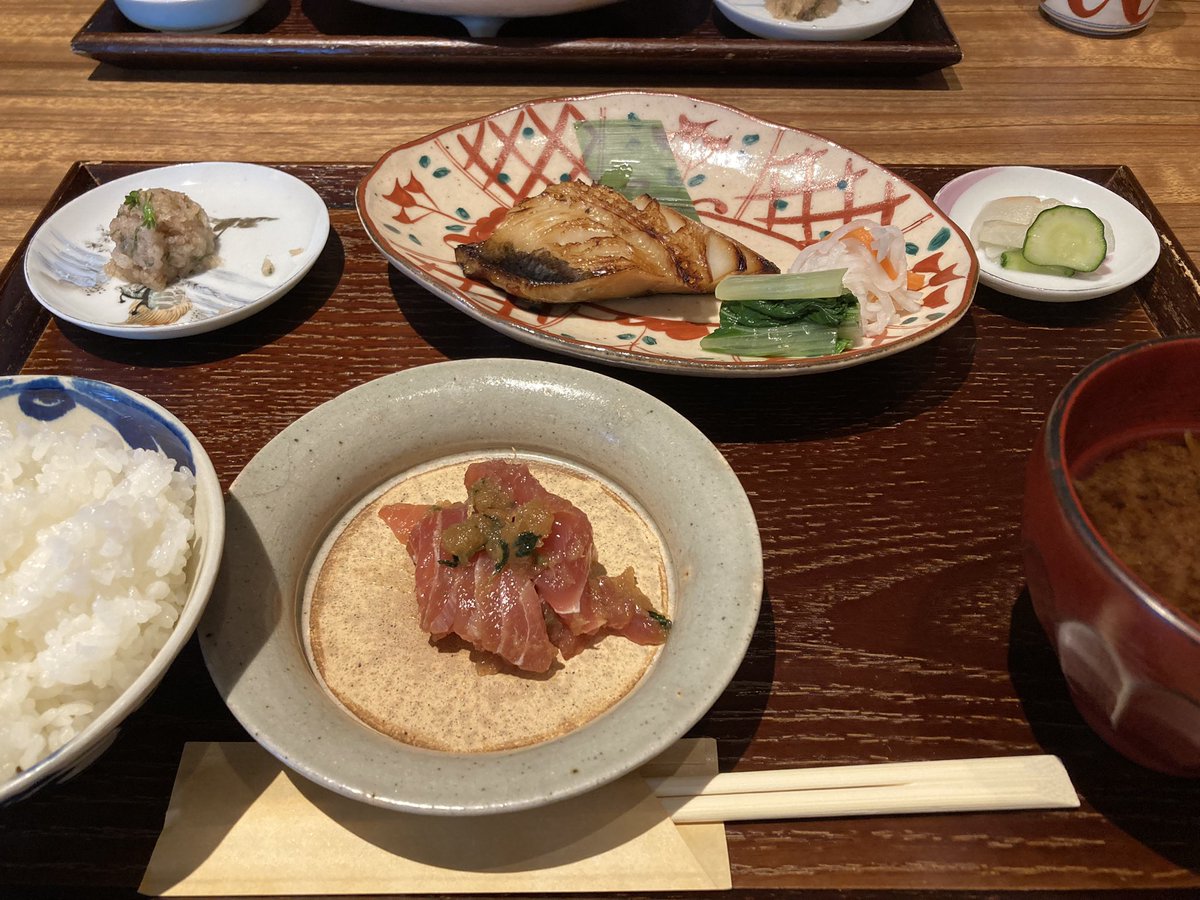 rmhfirstwater's tweet photo. 今日は一日フリーになったので、友達と日本橋散策した。日本橋は歴史ある建物が美しい。
何も知らなかったけど山王祭という祭りに遭遇した。ランチは和🍚で、お茶は洋🫖
楽しかった✨ https://t.co/brmHE4k6pi