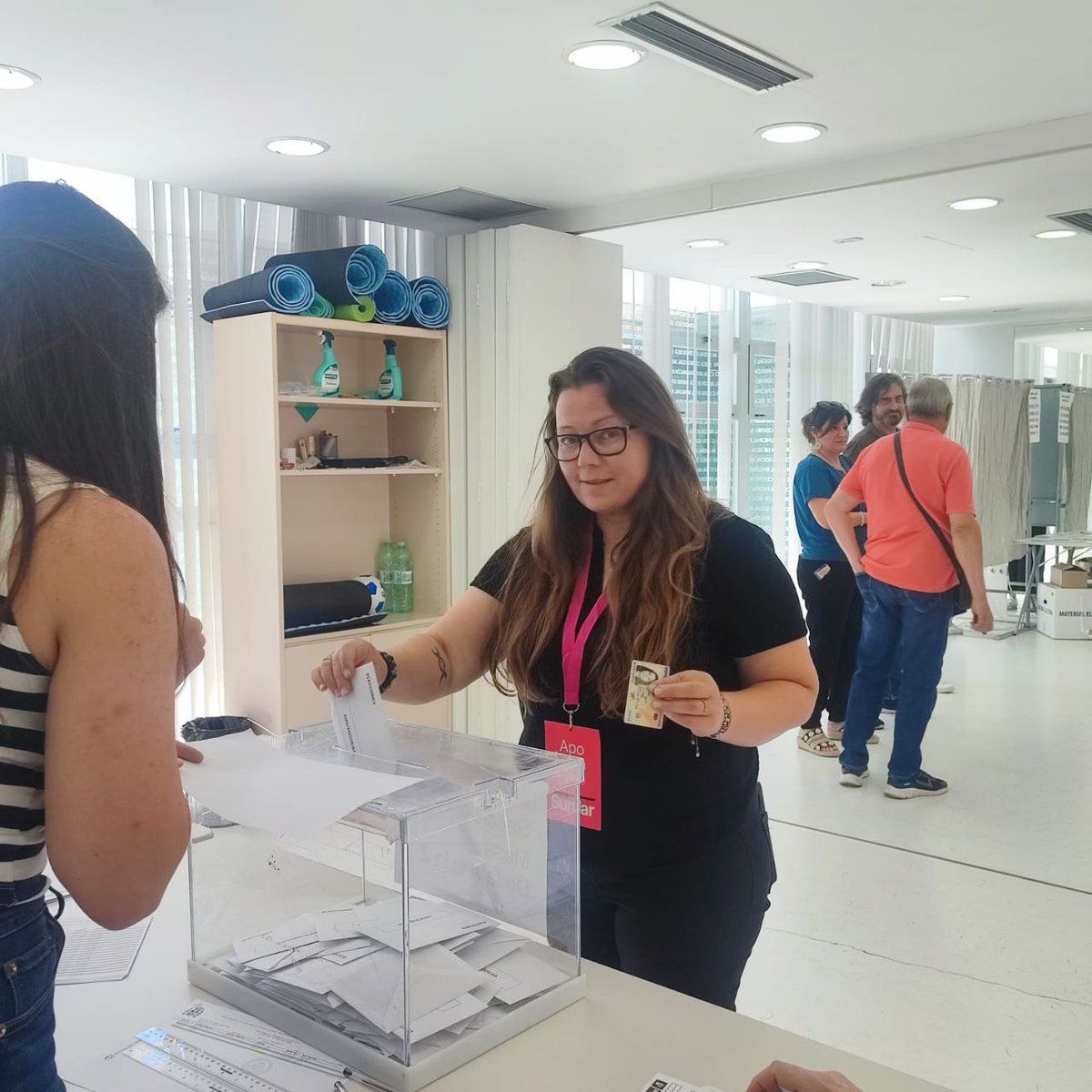 IUV_Murcia's tweet photo. Y ya acreditada como #ApoderadasIU, vota en su pueblo de Rincón de Seca, #9J. https://t.co/6NS6V1ps98
