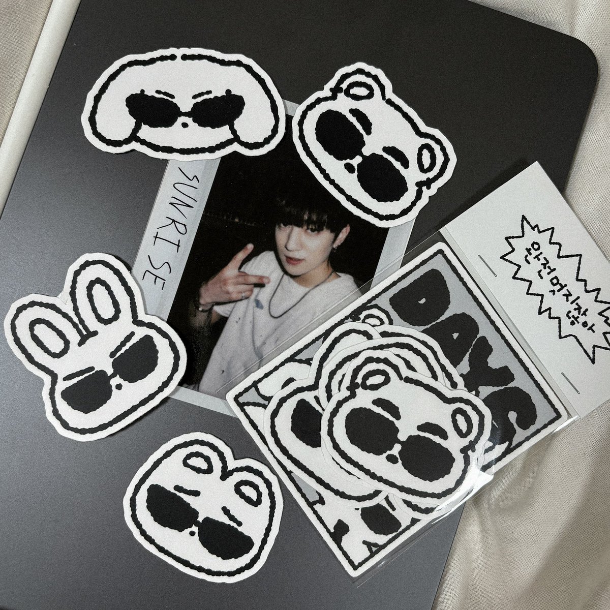 < DAY6 팬미팅 나눔 공지 >

팬미팅에서 완전 멋지잖아 조각 스티커set 나눔합니다😎

🖤 6/21(금)
🖤 장소, 시간 당일 공지

#RT 해주신 한분께 스티커 한세트 보내드립니다~!