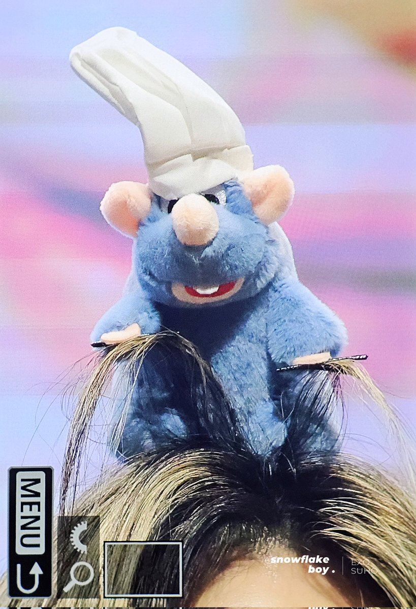snowflake_suho's tweet photo. 준면이 처음엔 머리띠 그냥 쓰고 짜잔 했다가 다들 쥐 손에 있는 핀에 머리 꽂아야 한다고 알려줘서 다시 뒤돌아서 뽀쟉뽀쟉... 꽂음 아 웃기다 https://t.co/h8wmjvJ6Qf