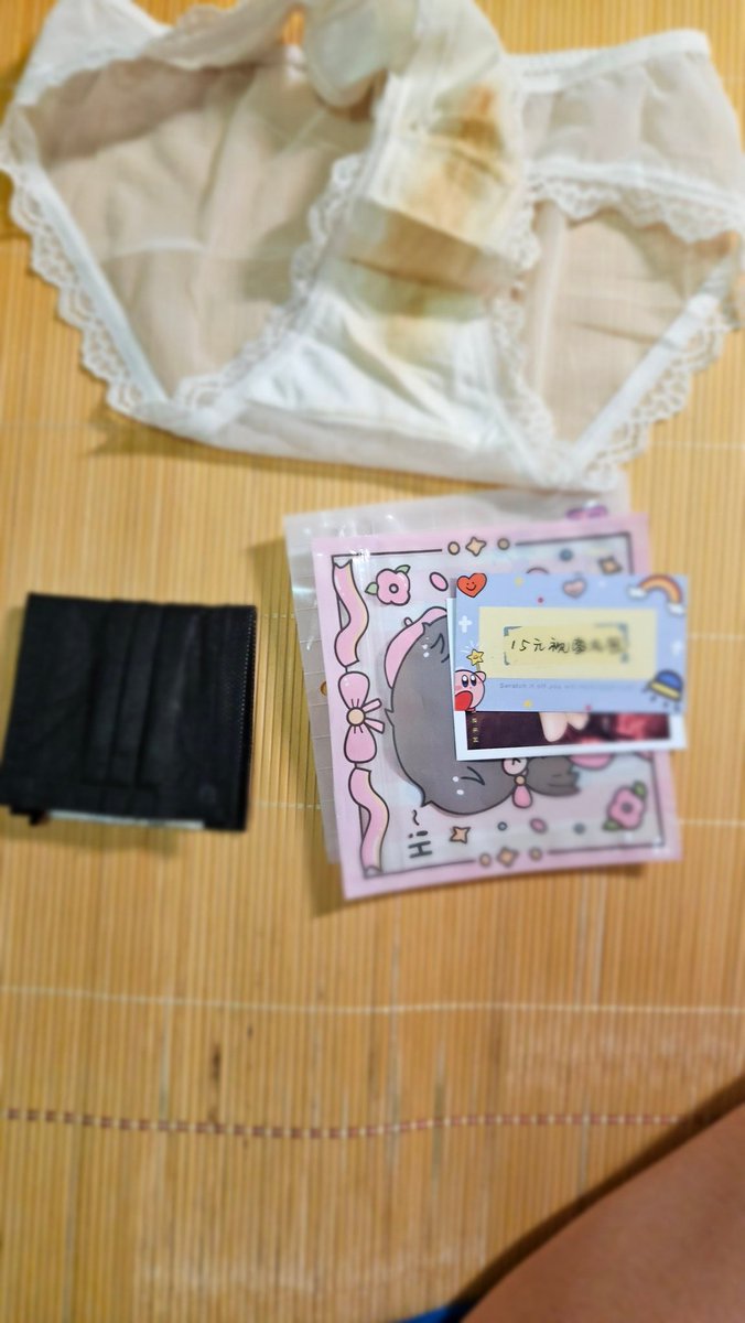 zhenli212834's tweet photo. 猪猪的五天重口内终于到了，同城当天到 到家赶紧洗完澡拆开，真没让人失望，痕迹一看就是穿足天数了，主要是闻起来真的很舒服，没一点刺鼻，完全是健康的浓浓的分泌物的味道 加上点汗味，好像被猪猪夹在大屁股缝里闻一样，一闻就流水了。还附送了尿浸口罩和刮刮卡和照片，这服务拉满 https://t.co/eutdocoTfU