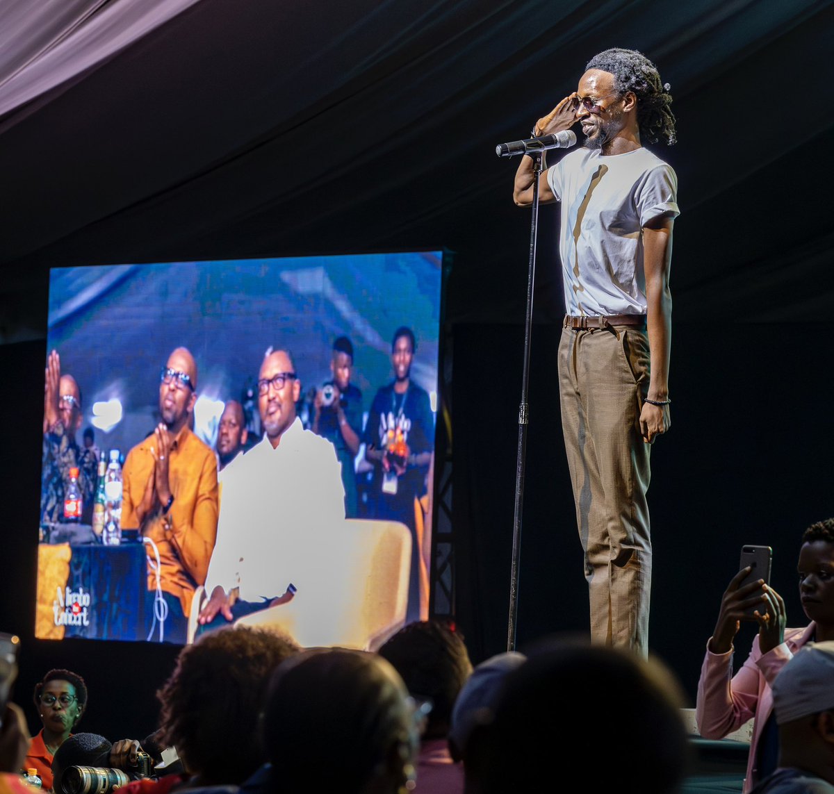 Hier soir, j'ai eu la chance d'applaudir  Ruti Joël au concert intitulé Migabo au Camp #Kigali. 

Ruti est mon chanteur préféré, mon idole dans la musique rwandaise actuelle. 

Il a le talent de mettre en valeur les chansons traditionnelles rwandaises en musique moderne.

📸