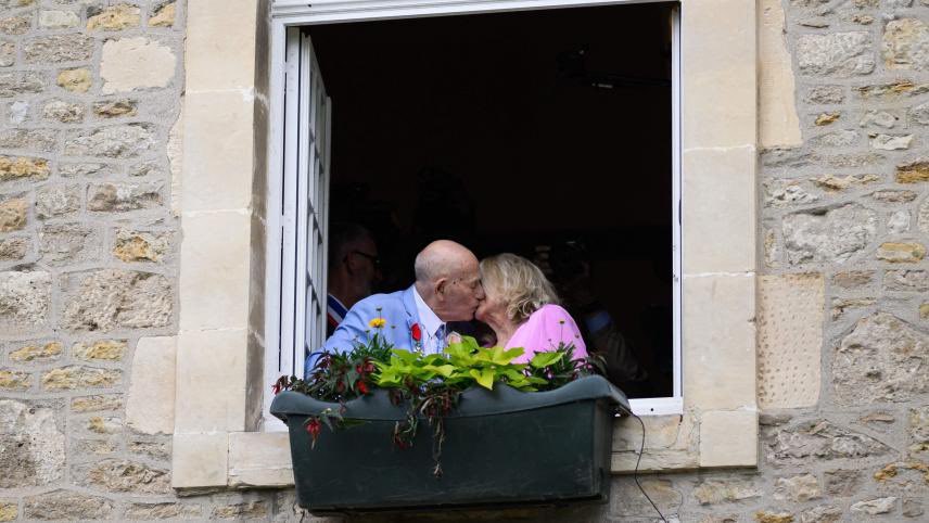 GossipRoomOff's tweet photo. 🚨 Ils se sont dit "oui" : le vétéran américain Harold Terens, 100 ans, a épousé ce samedi 8 juin dans la matinée sa fiancée de 96 ans, Jeanne Swerlin, à la mairie de Carentan-les-Marais (Manche), près des plages où il a débarqué il y a 80 ans, le 6 juin 1944, avec ses frères d'armes pour libérer la France de l’occupation nazie. 

"Me marier ici à Carentan, c'est incroyable. Je me sens jeune à nouveau" a dit Harold Terens à l'issue de la cérémonie, après avoir salué la foule au balcon. "Ma religion est l'amour et l'amour a triomphé de la guerre", s'est-il réjoui. 🪖💍❤️ (via HuffPost)