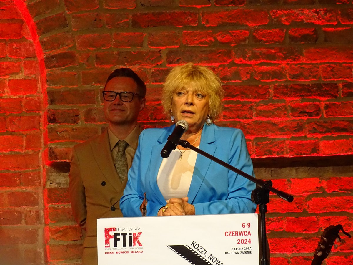 BiblioNorwid's tweet photo. 🎬Dorota Stalińska uhonorowana za wybitne osiągnięcia w dziedzinie filmu, ze szczególnym uwzględnieniem roli Jagustynki w filmie „Chłopi” w reżyserii DK Welchman i Hugh Welchman. 
#KozziFilmFestiwal #Klaps2024 https://t.co/tRttgY5ySh
