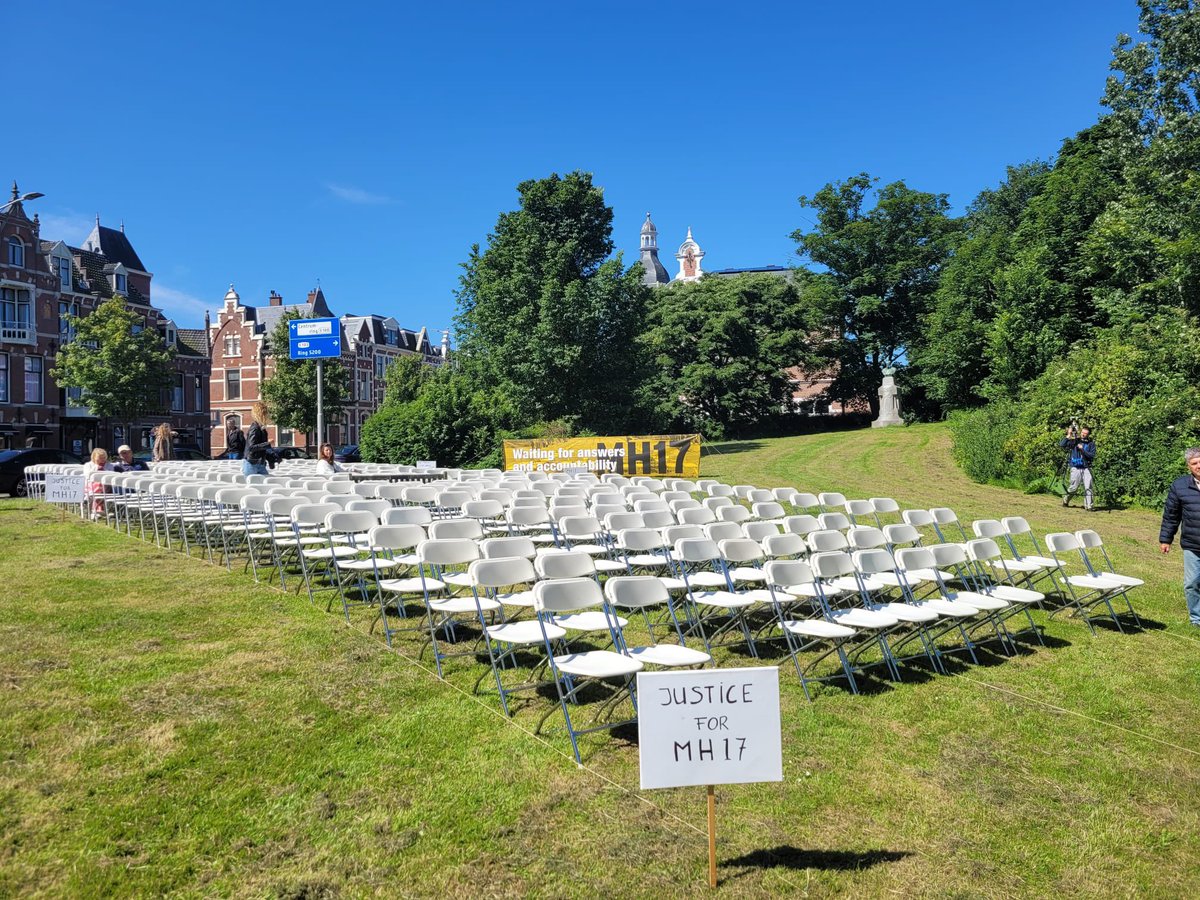 17th of July it will be 10 years ago that Russia shot down MH17. Today as silent protest family members of the people who died put up 298 chairs in front of the Russian embassy. Russia still denies that they shot the airplane down.