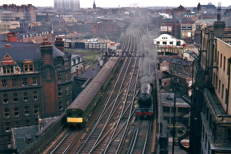 adipullenLNER's tweet photo. 1964/05
 A Tyneside electric multiple unit and an A3 class Pacific to the east of Newcastle Central Station. A view from the top of the Castle Keep in May, 1964.
📸©️ Ron Fisher https://t.co/zwPmjVAeFB