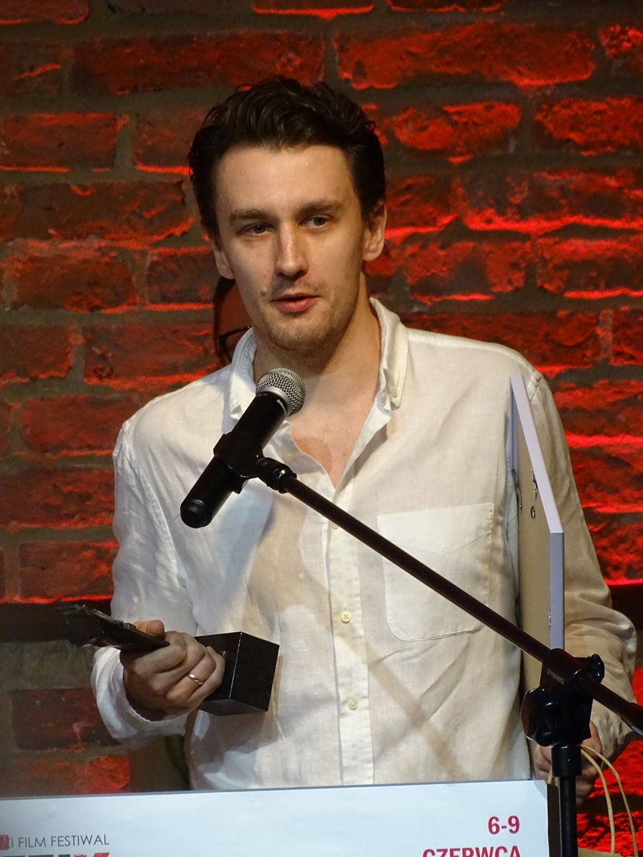 BiblioNorwid's tweet photo. Klaps 2024 za najlepszą drugoplanową kreację aktorską w polskim filmie fabularnym.🎬
Adrian Brząkała zdobył Nagrodę im. Macieja Kozłowskiego za rolę Księdza Michała w filmie „Figurant” w reżyserii Roberta Glińskiego! 
#KozziFilmFestiwal #Klaps2024 https://t.co/HA7Qi9MY3i