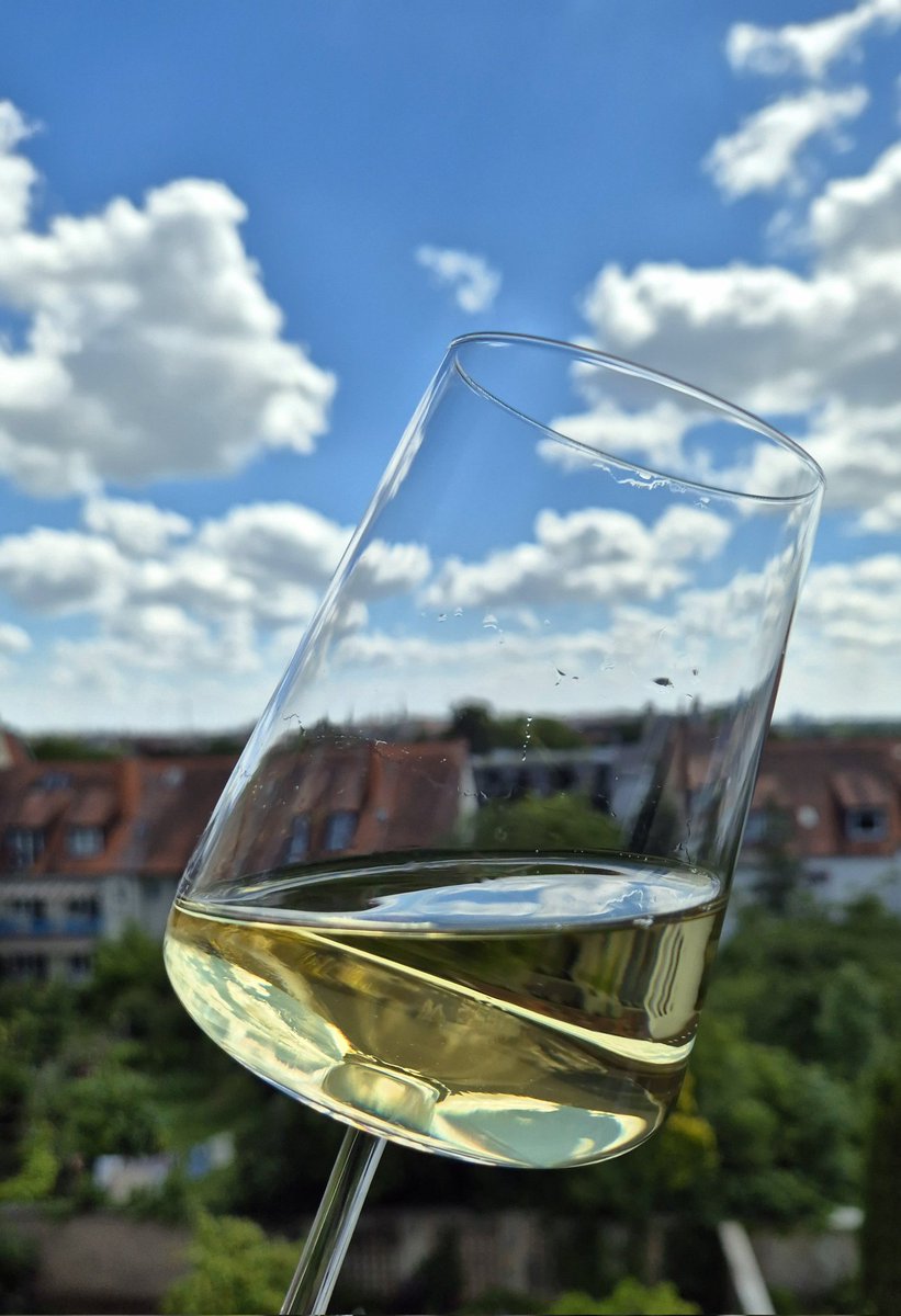 Opernjunkie's tweet photo. Bevor es gleich zu "Ombra mai fu..." mit Anna Bonitatibus geht 🍇😎 #PreOpernWein https://t.co/fJUFgqlIBB