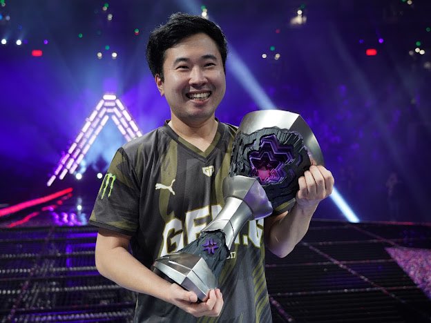 Gen.G solo (@solo_vlrt) on Twitter photo vs <a href="/TeamHeretics/">Team Heretics</a> 3:2 GG!!
14년전 선수로 세계대회 우승하고, 감독으로서 14년이 지나 우승했습니다. 너무 행복하고 응원해주시는 팬 여러분 감사합니다!
World champion 14 years ago as a player, now as head coach. I'm so incredibly happy and thank you for your support!
#GOLDENGENERATION vs <a href="/TeamHeretics/">Team Heretics</a> 3:2 GG!!
14년전 선수로 세계대회 우승하고, 감독으로서 14년이 지나 우승했습니다. 너무 행복하고 응원해주시는 팬 여러분 감사합니다!
World champion 14 years ago as a player, now as head coach. I'm so incredibly happy and thank you for your support!
#GOLDENGENERATION