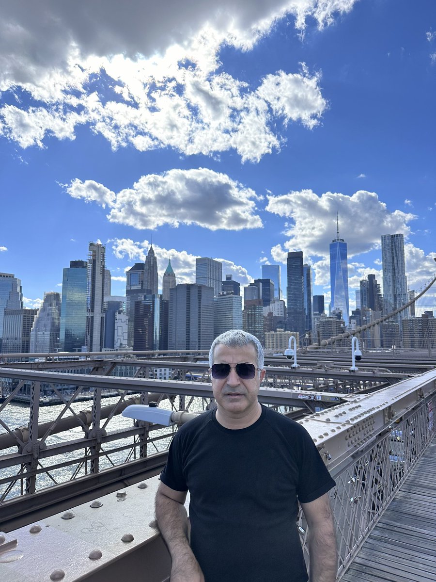1883 yılında hizmete açılan Brooklyn köprüsü, Brooklyn ile Manhattan bölgelerini birbirine bağlar.