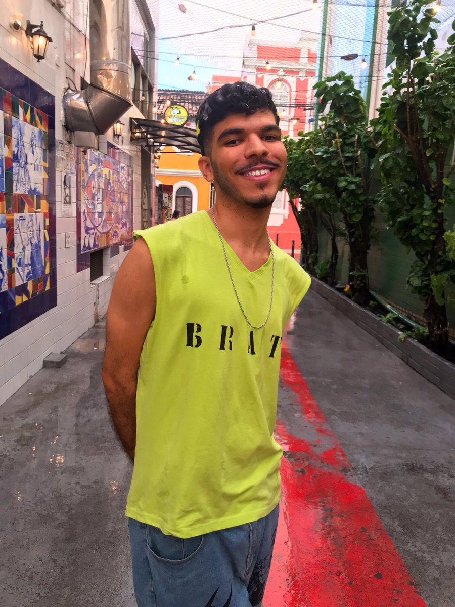 Barreto_Le1's tweet photo. É BRAT!!! #BRATWEEK https://t.co/vLjabaniz9