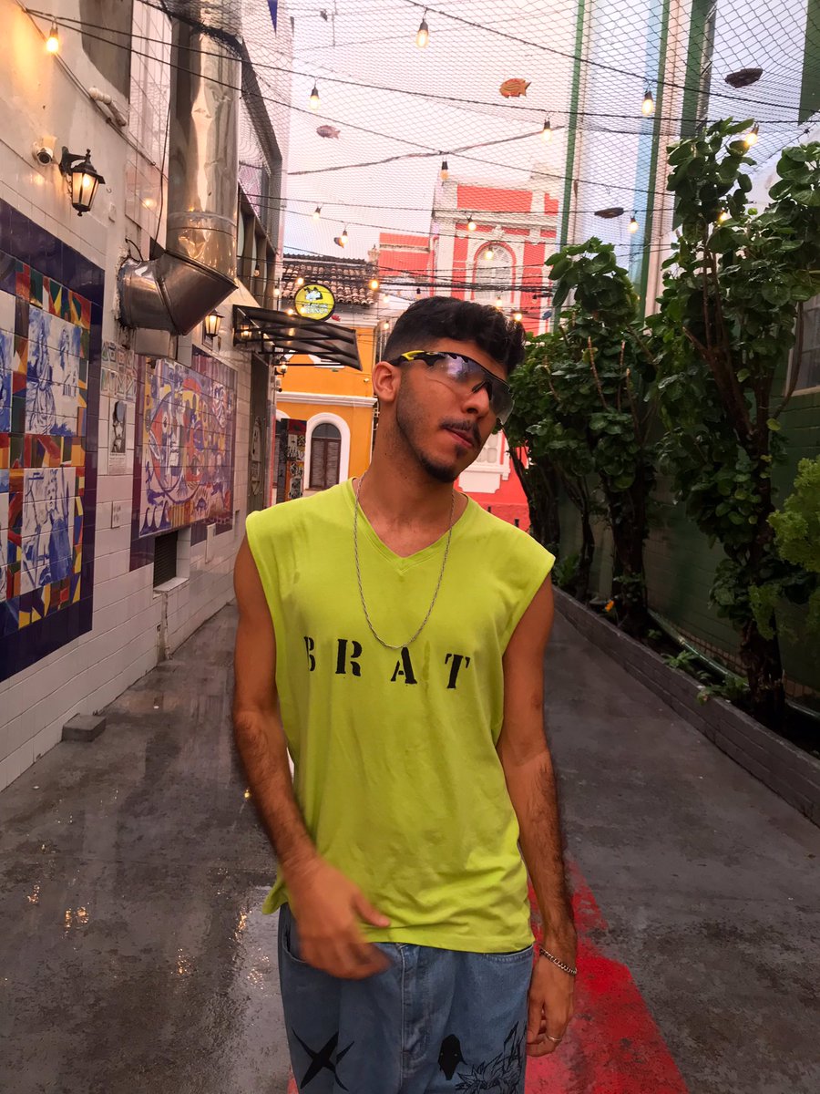 Barreto_Le1's tweet photo. É BRAT!!! #BRATWEEK https://t.co/vLjabaniz9