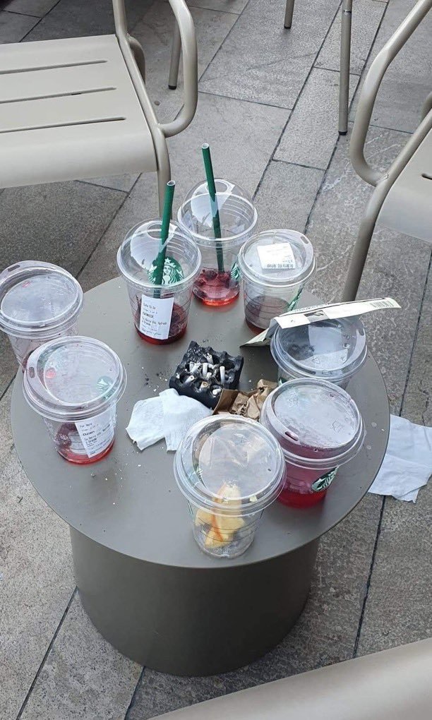 Starbucks çalışanı: "Medeniyet; self-servis bir işletmede, kalkarken çöpünü atabilmeyi gerektirir. 

Şurada çöpünü bırakıp kalkanlarla konuşsan, Türkiye'de halkın ne kadar cahil ve görgüsüz olduğunu anlatırlar."