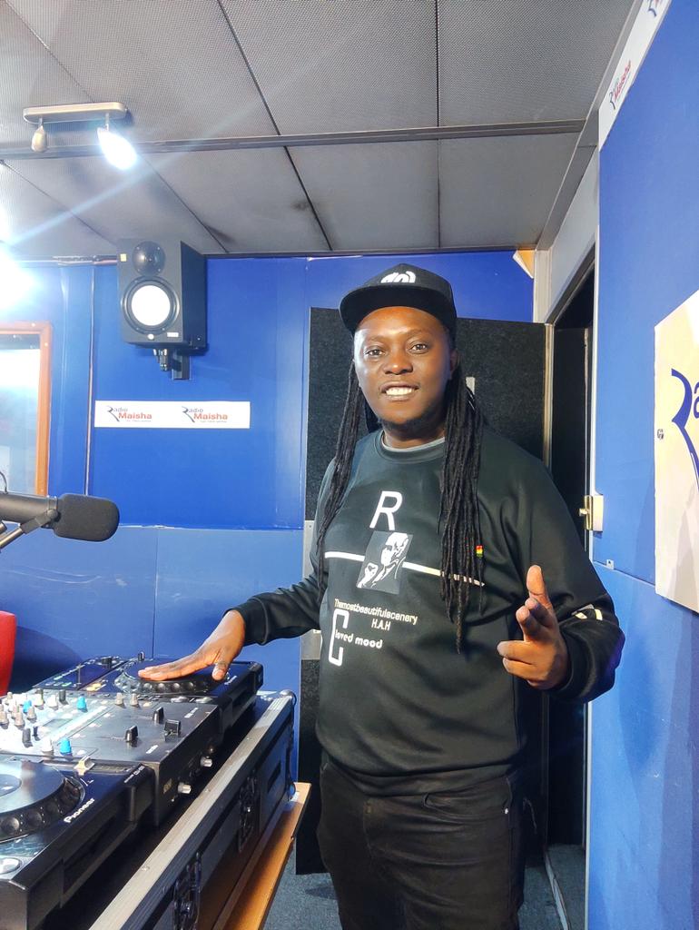 Masaa ni ya REGGAE SPLASH tunakuchezea nini tuma request Mapema tukisonga <a href="/radiomaisha/">Radio Maisha</a>.ke @matetongola @kevinkuria17 #reggaesplash