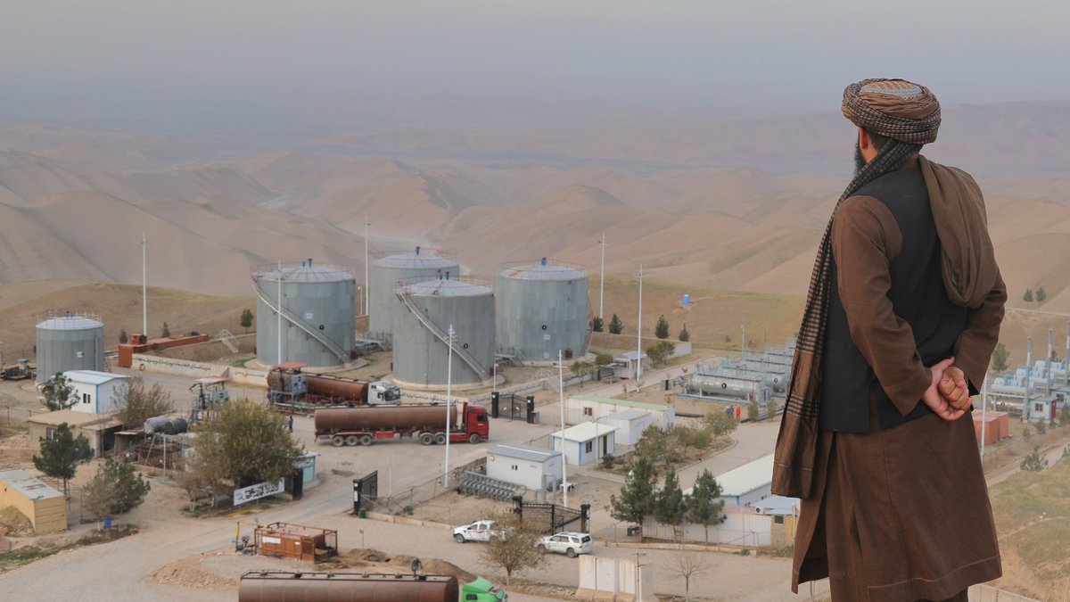GlobeEyeNews's tweet photo. Taliban started selling 11,000 tons of crude oil per day, earning Afghanistan $6 million a day. https://t.co/7RjwTlvAUe