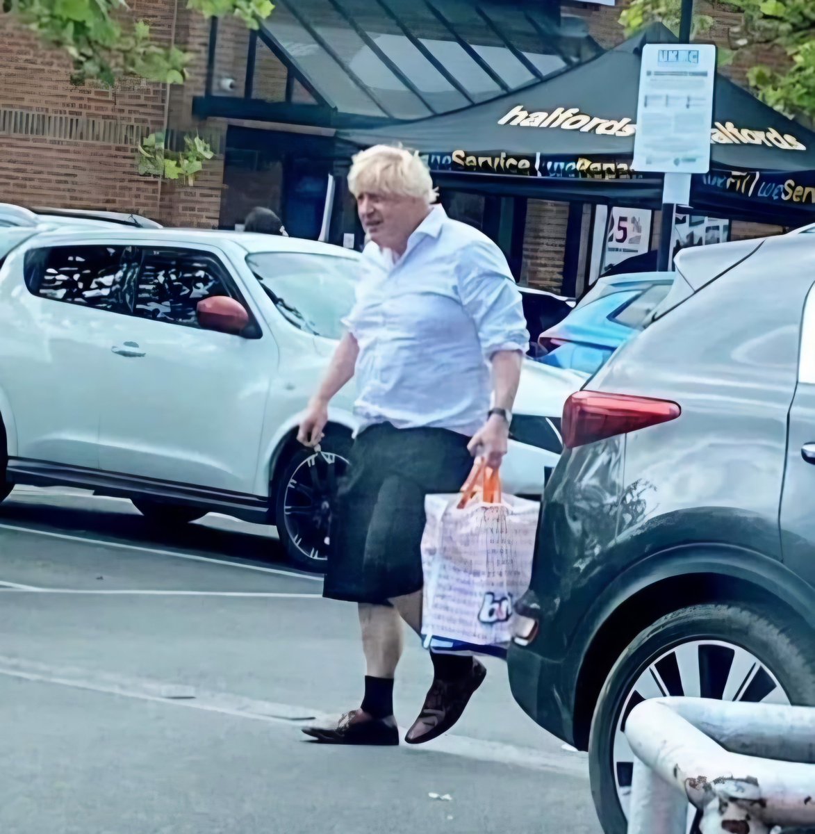 harryhutton's tweet photo. I am far from being an admirer of this slippery blatherskite, but I don't think this photo reflects too badly on us. In the US, supposedly a citizen republic, he'd be surrounded by scowling Secret Service agents, so rich that he'd never too his own shopping in a million years. https://t.co/USjycQglry