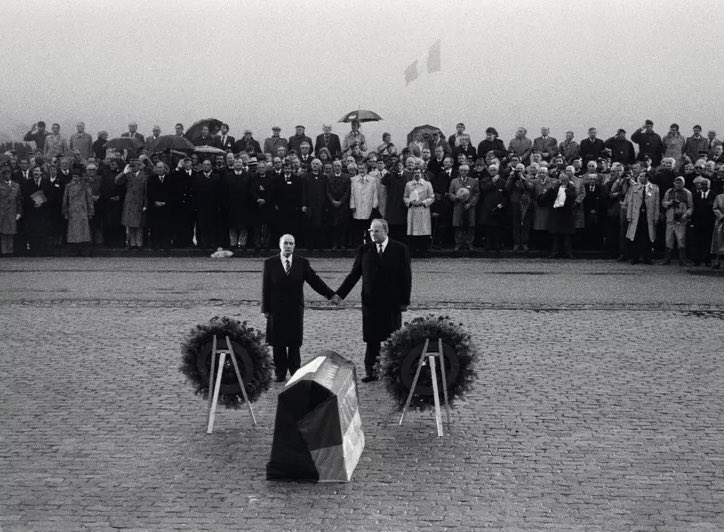 BEliasson2's tweet image. Ikonisches Bild!

#Verdun 22.09. 1984

Das Foto zeigt Bundeskanzler #HelmutKohl und #FrancoisMitterrand , Präsident Frankreichs, wie sie Hand in Hand die in den Weltkriegen gefallenen Soldaten beider Nationen auf dem französischen Nationalfriedhof Douamont ehren.

#Europawahl