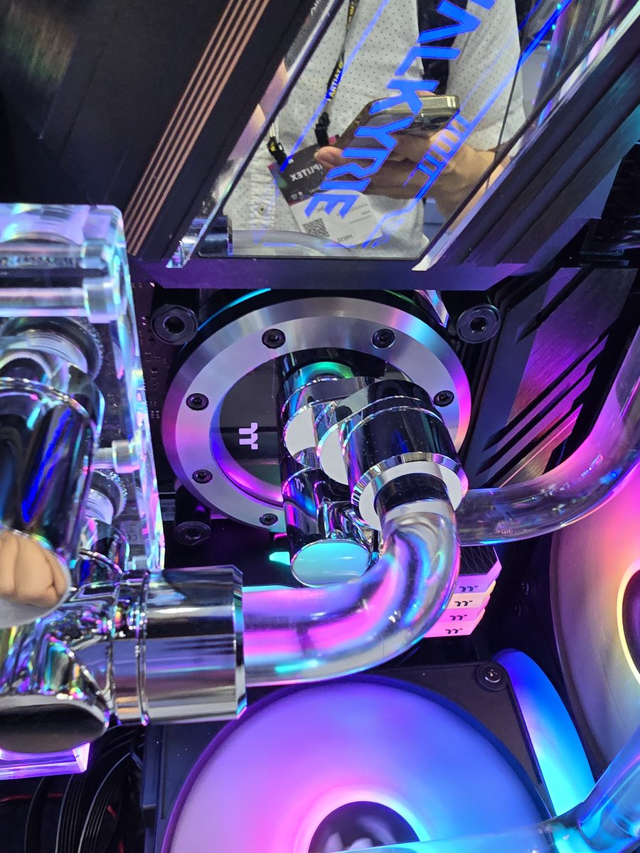 私がプロデュースしているThermaltake
製の新型フィッティングのサンプルです。現在の完成度が100%ではないので更に詰めてからリリースするか検討します。
オフセットやロータリーもあり、後に
ポンプ、流量計や水温計も検討しています。
一応、このサンプルで大体の方向性がわかるかな？(笑)