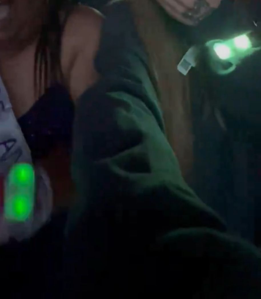 TheSwiftSociety's tweet photo. ‼| Wristbrands turned green during Taylor Swift's performance of "Crazier" last night 💚 https://t.co/HBqB2G5Ttn