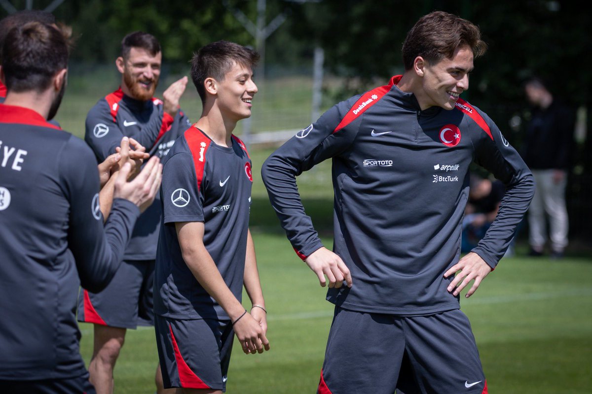 Polonya ile 10 Haziran’da oynayacağı özel maç için bugün Varşova’ya gidecek A Millî Takımımız, Opalenica kasabasındaki kamp çalışmaları kapsamındaki son antrenmanını yaptı. #BizimÇocuklar🇹🇷