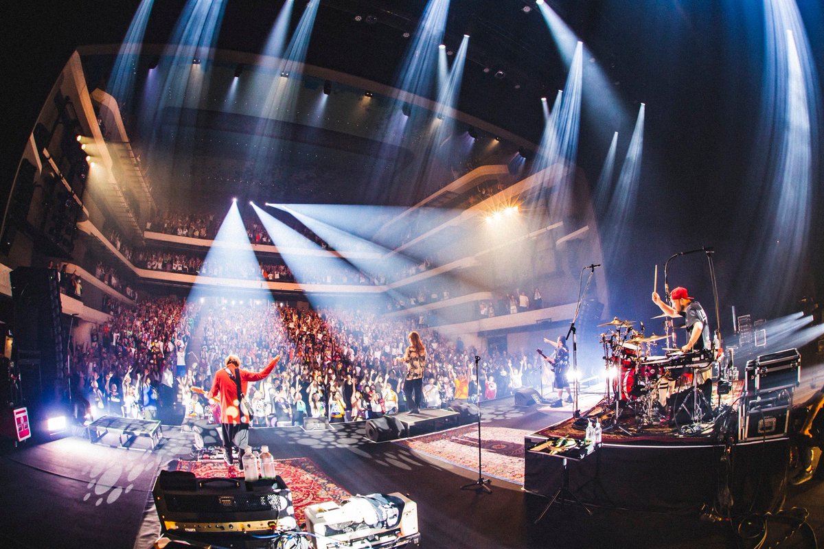 super_beaver's tweet photo. 【#SUPERBEAVER 】

都会のラクダSP 行脚
〜 ヤットサー、イーヤーサーサー 〜

那覇文化芸術劇場なはーと

行脚沖縄公演、初の沖縄ホールワンマン！あなたのおかげで最高のライブとなりました！

何度も帰って来たいと思う時間をありがとうございました！また会いましょう！

photo by @cazrowAoki https://t.co/om9nY13ROs
