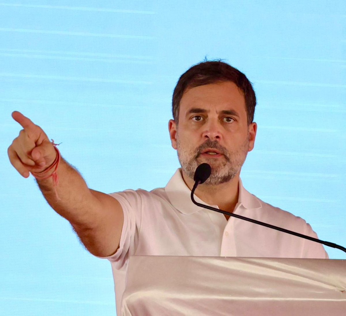 JaikyYadav16's tweet photo. 21 वीं सदी का एक "बदला" आने वाली सदियों की राजनीतिक पुस्तकों में कैद कर दिया जाएगा।

तारीख थी 28 जुलाई 2022, देश की संसद में स्मृति ईरानी ज़ोर जोर से चिल्ला रहीं थीं

"माफी मांगो सोनिया गांधी"

देश की राजनीति में उम्रदराज सम्मानित नेता सोनिया गांधी जी का इस तरह अपमान हो रहा था।

उसी दिन अपनी मां के अपमान का बदला लेने का उनके बेटे और बेटी ने ठान लिया था फिर आया 2024 

योजना बनाई गई कि अपमान का बदला ऐसे लिया जाए कि जिसे सदियों तक याद रखा जाए फिर क्या था 

अमेठी से कांग्रेस के एक साधारण से कार्यकता को मैदान में उतारा गया और उन्होंने अमेठी से तगड़ी जीत हासिल की।

आखिर में स्मृति ईरानी की सांसदी भी गई और आज मंत्रिमंडल तय हुआ उसमें भी कोई नाम नहीं आया।